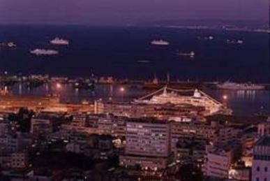 le port de Haifa a la tombee de la nuit